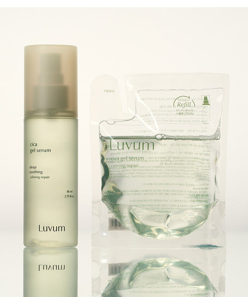 Décris l'image en français : LUVUM Calming Repair Cica Gel Serum 80ml, flacon et recharge, fond blanc minimaliste.