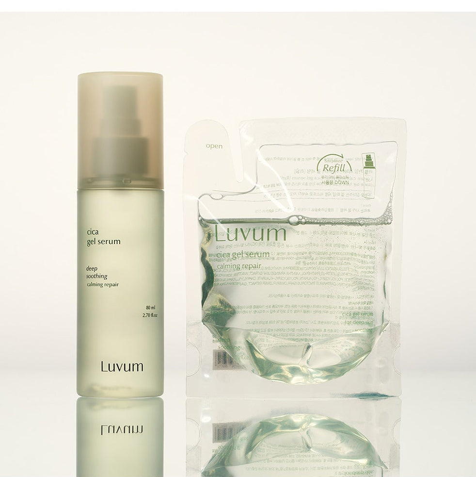 Décris l'image en français : LUVUM Calming Repair Cica Gel Serum 80ml, flacon et recharge, fond blanc minimaliste.
