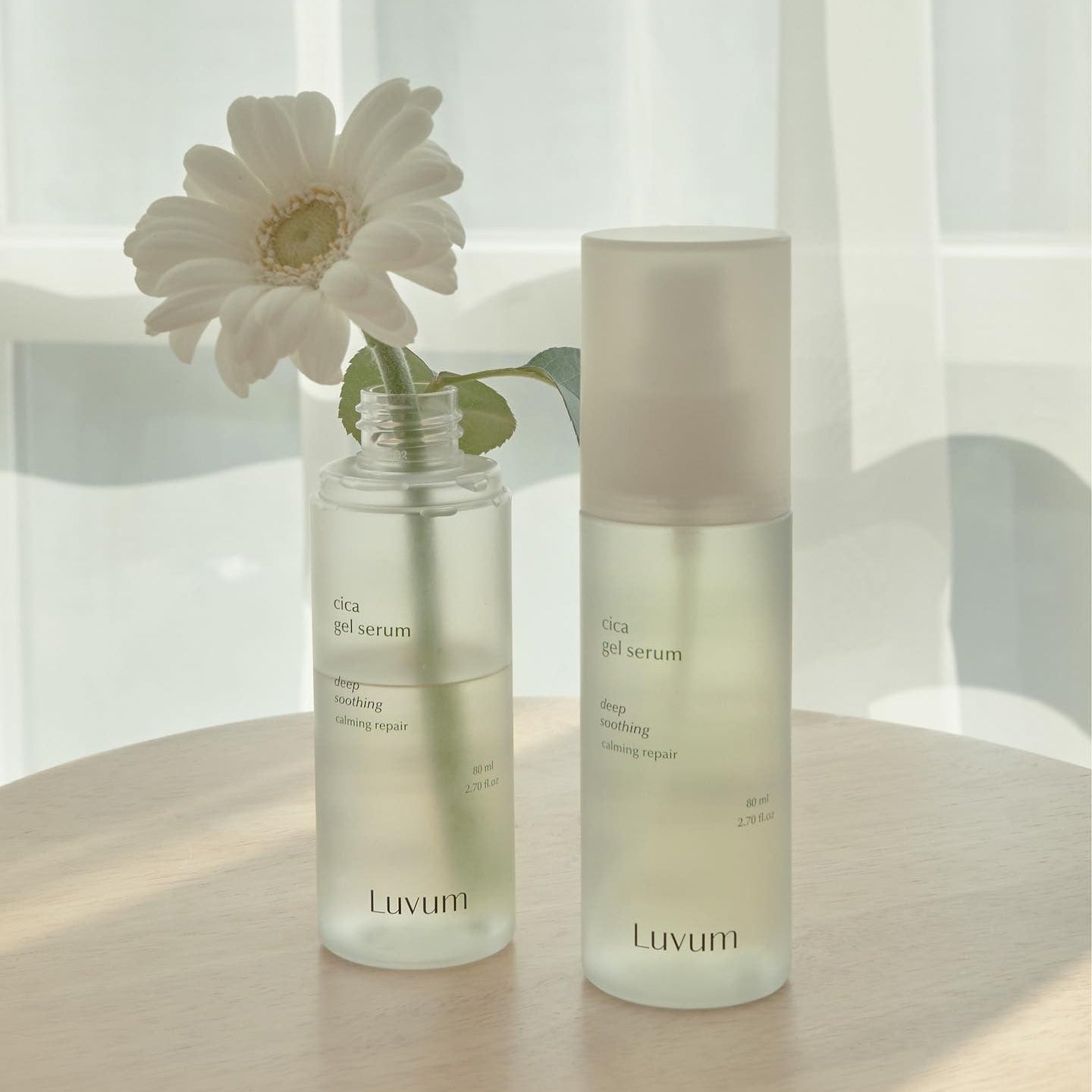 LUVUM Calming Repair Cica Gel Serum 80ml, flacons Luvum sur table, fleur blanche et fond clair, effet apaisant