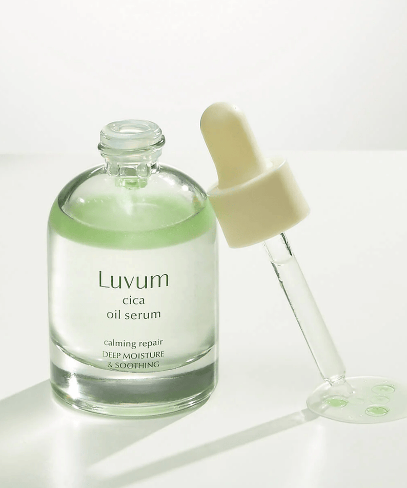 LUVUM Calming Repair Cica Oil Serum 30ml, flacon vert et pipette sur fond clair, contexte beauté et soins du visage