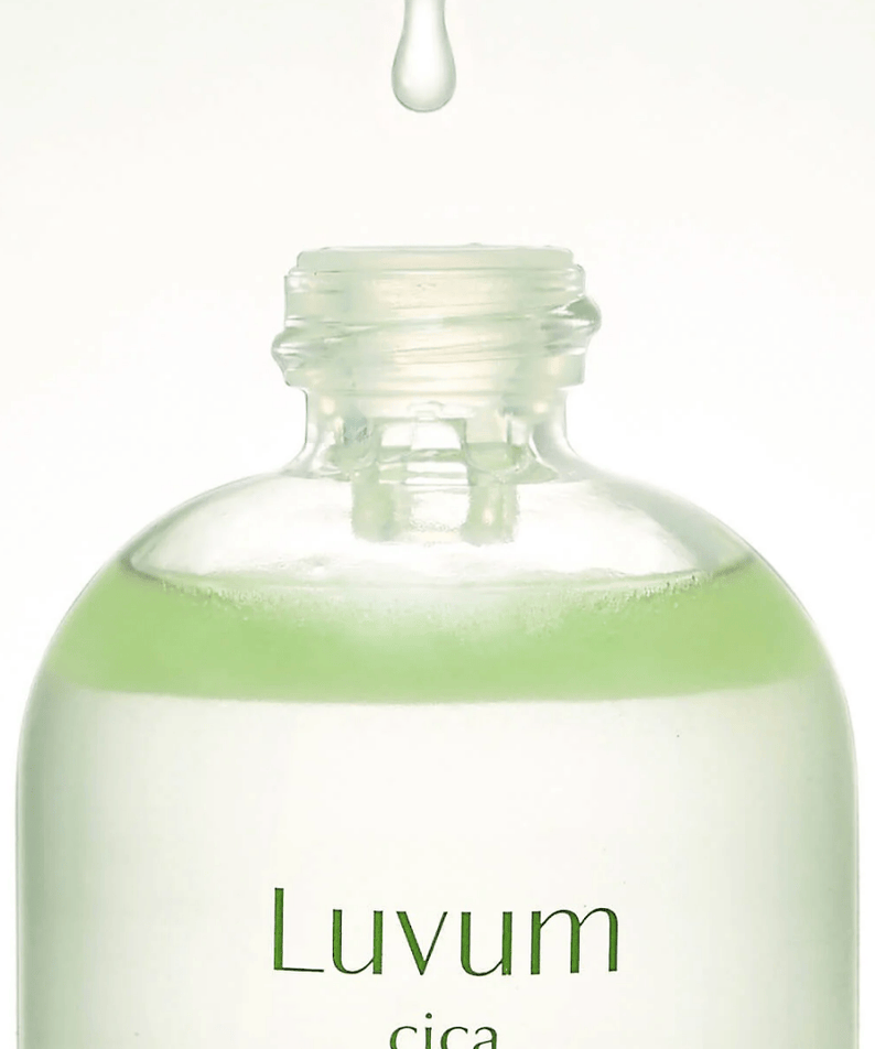 LUVUM Calming Repair Cica Oil Serum 30ml, flacon vert clair sur fond blanc, marque Luvum, visuel beauté apaisant