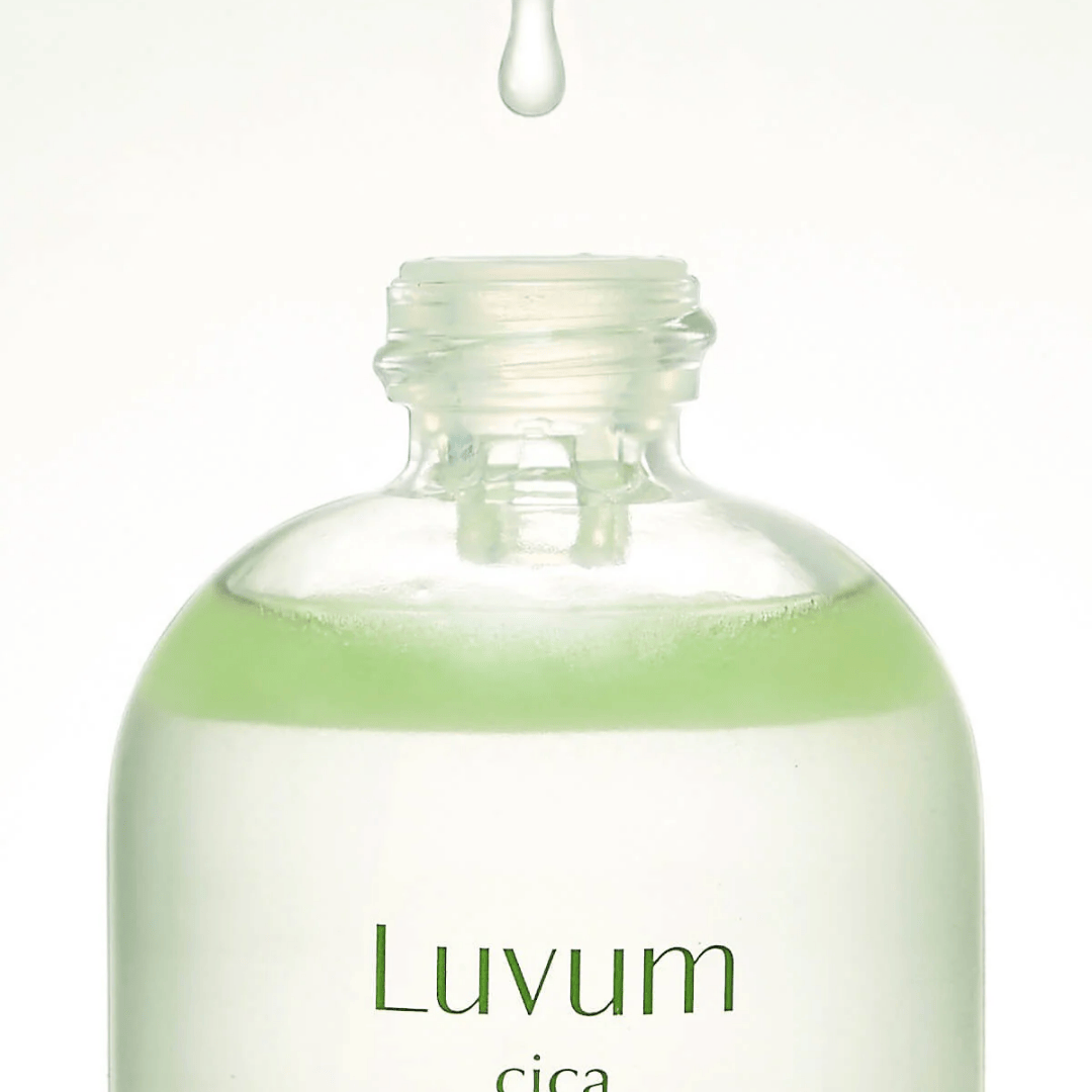 LUVUM Calming Repair Cica Oil Serum 30ml, flacon vert clair sur fond blanc, marque Luvum, visuel beauté apaisant