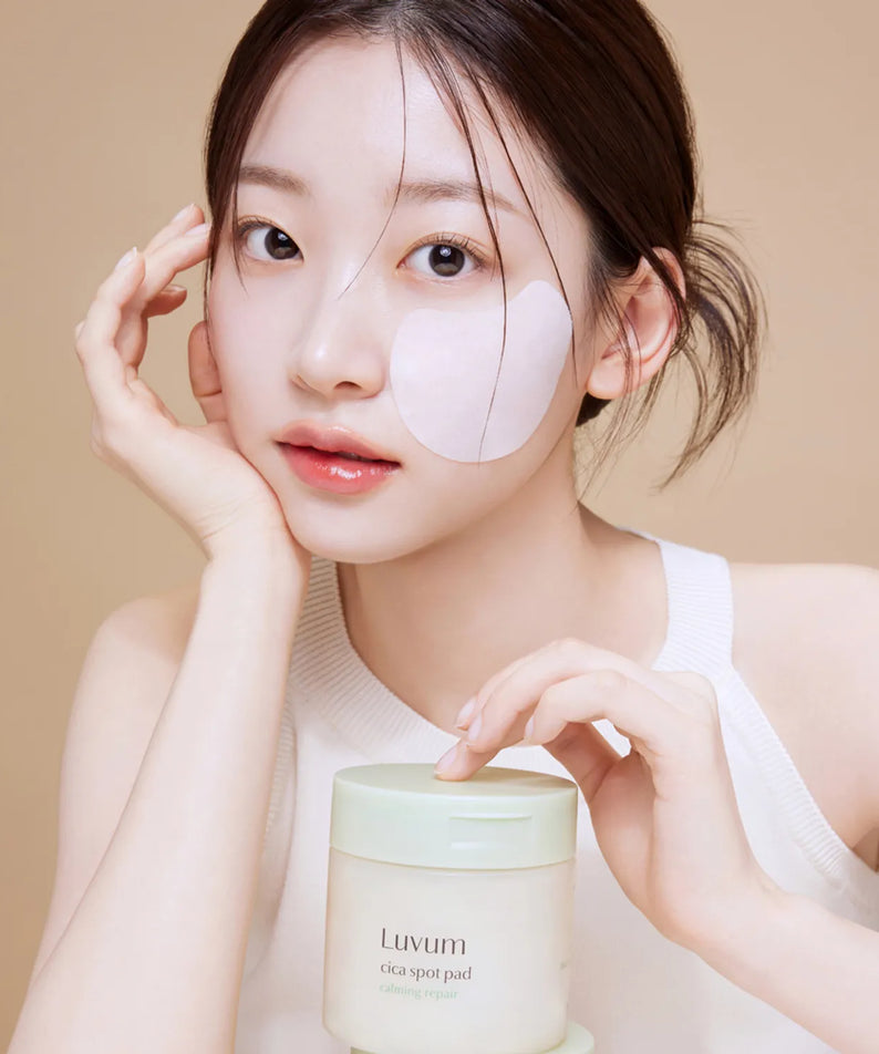 LUVUM Calming Repair Cica Spot 60 Pads, la marque Luvum sur pot cosmétique, jeune femme applique un patch visage