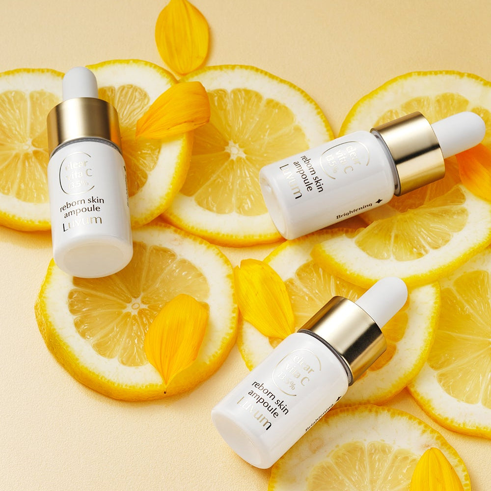 LUVUM Clear Vita C Ribbonn Skin Ampoule 10ml x3, marques LUVUM, flacons sur tranches de citron jaune, fond lumineux.