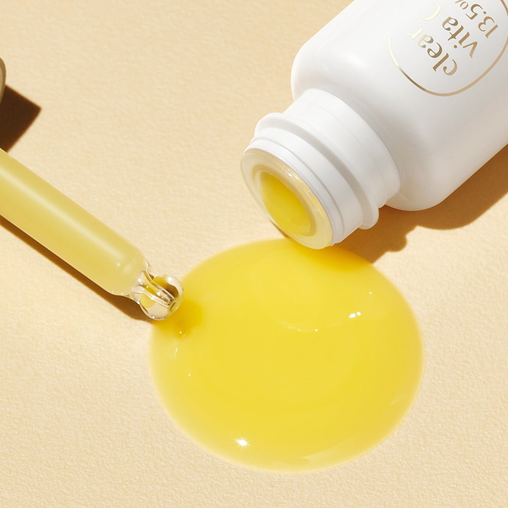LUVUM Clear Vita C Ribbonn Skin Ampoule 10ml x3, ampoules goutte d’acide ascorbique sur fond crème jaune, marque LUVUM