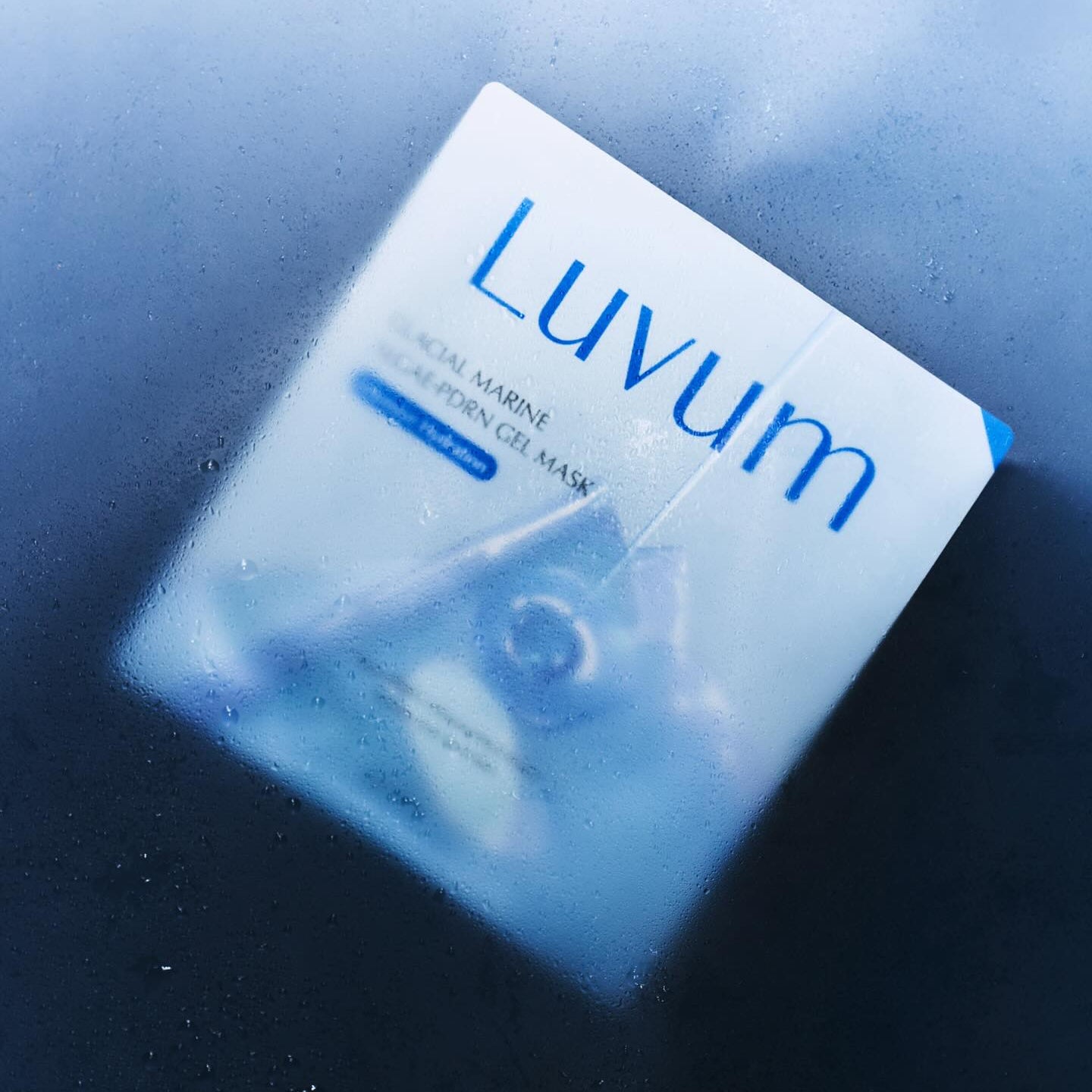 LUVUM Glacial Maarine Aigae-PDRN Gel Mask 5 Sheets, masque gel bleu océan sur fond glacé, marque LUVUM