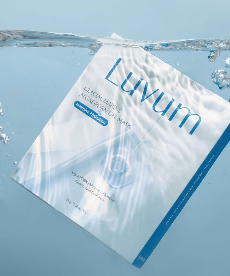 Décris l'image en français: LUVUM Glacial Maarine Aigae-PDRN Gel Mask 5 Sheets, masque gel LUVUM sur fond bleu océan.