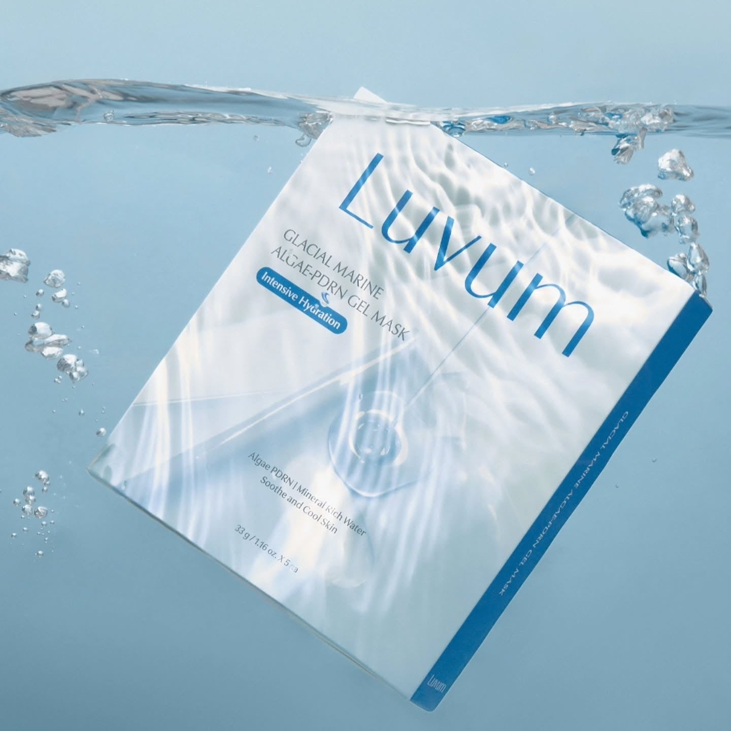 Décris l'image en français: LUVUM Glacial Maarine Aigae-PDRN Gel Mask 5 Sheets, masque gel LUVUM sur fond bleu océan.