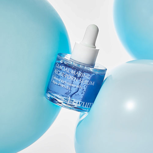 LUVUM Glacial Marine Aigae-PDRN Serum 30ml, flacon bleu sur fond blanc, bulles et gouttes façon marine