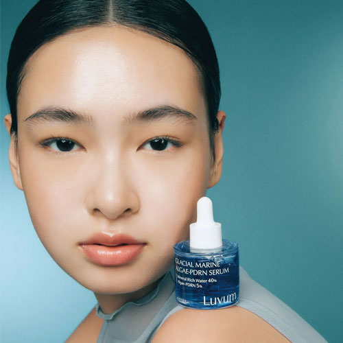 LUVUM Glacial Marine Aigae-PDRN Serum 30ml, flacon sur fond bleu, visage soigné, marque Luvum, contexte beauté