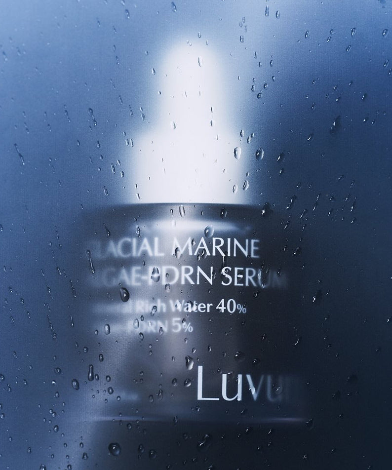 Décris l'image en français en mentionnant le produit, la marque et le contexte visuel : LUVUM Glacial Marine Aigae-PDRN Serum 30ml