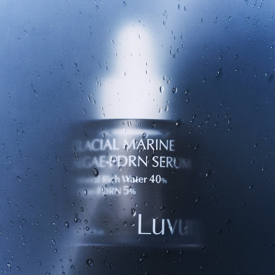 Décris l'image en français en mentionnant le produit, la marque et le contexte visuel : LUVUM Glacial Marine Aigae-PDRN Serum 30ml