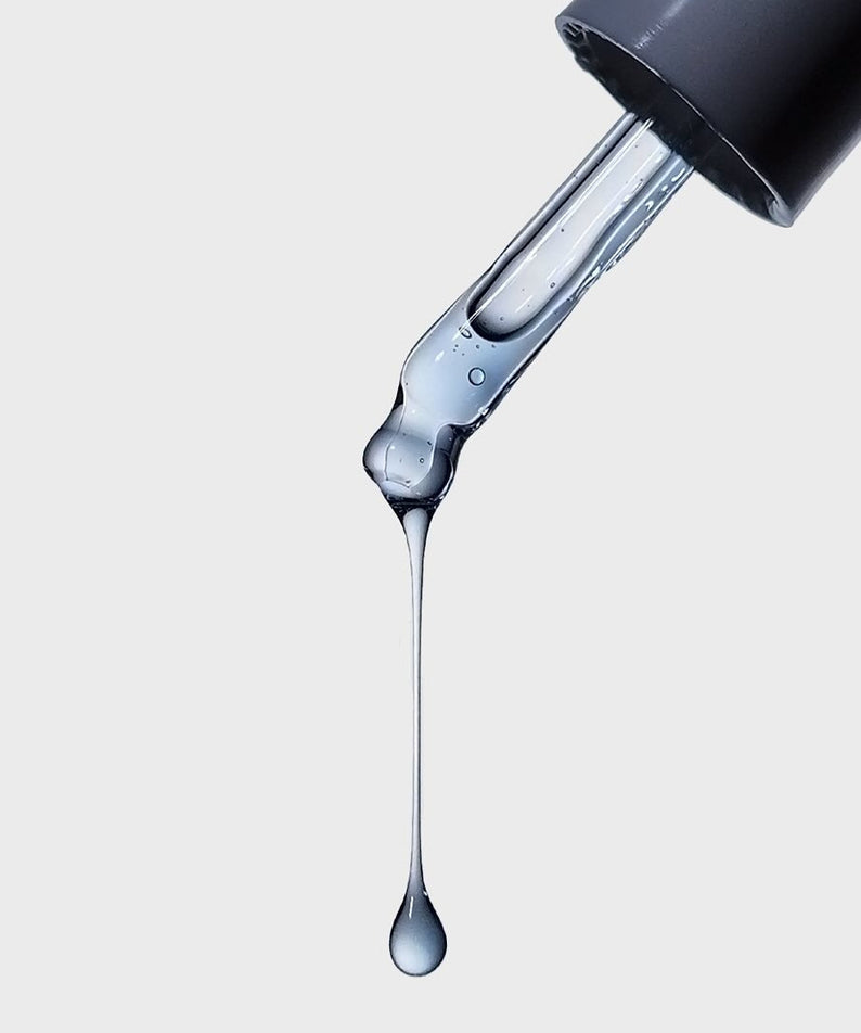 LUVUM Glacial Marine Aigae-PDRN Serum 30ml, sérum de marque LUVUM : goutte fraîche sortant du flacon, fond clair.