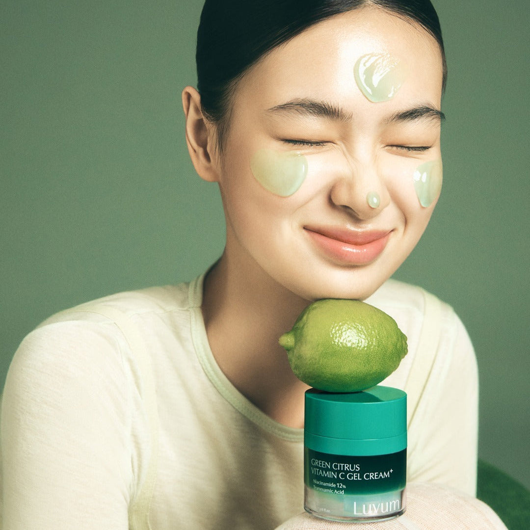 LUVUM Green Citrus Vitamin C Gel Cream Plus 50ml, gel crème vert; femme visage maquillé, pot sur fond vert, LUVUM