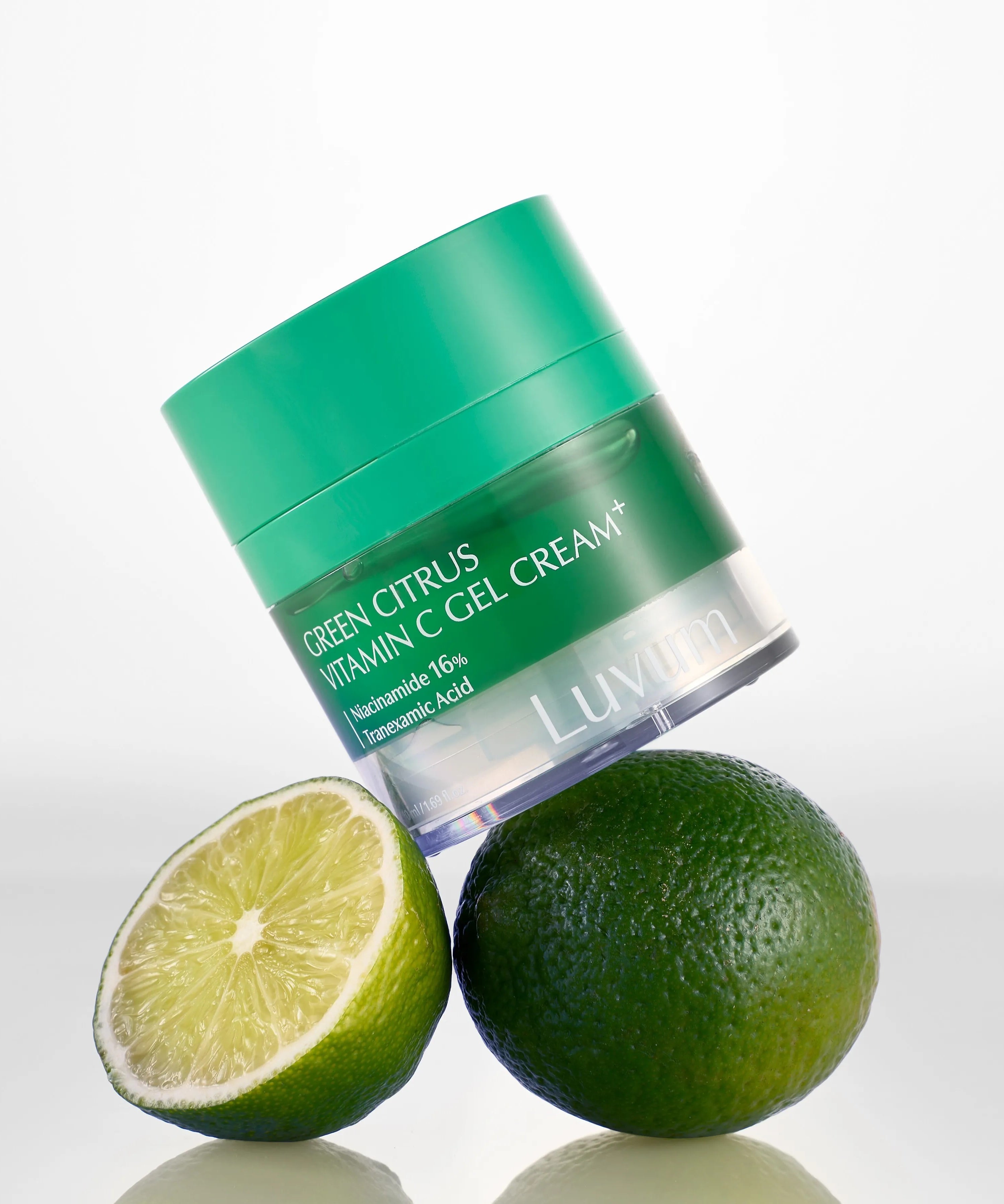 LUVUM Green Citrus Vitamin C Gel Cream Plus 50ml, pot vert sur fond clair avec citrons, gelée vitaminée.
