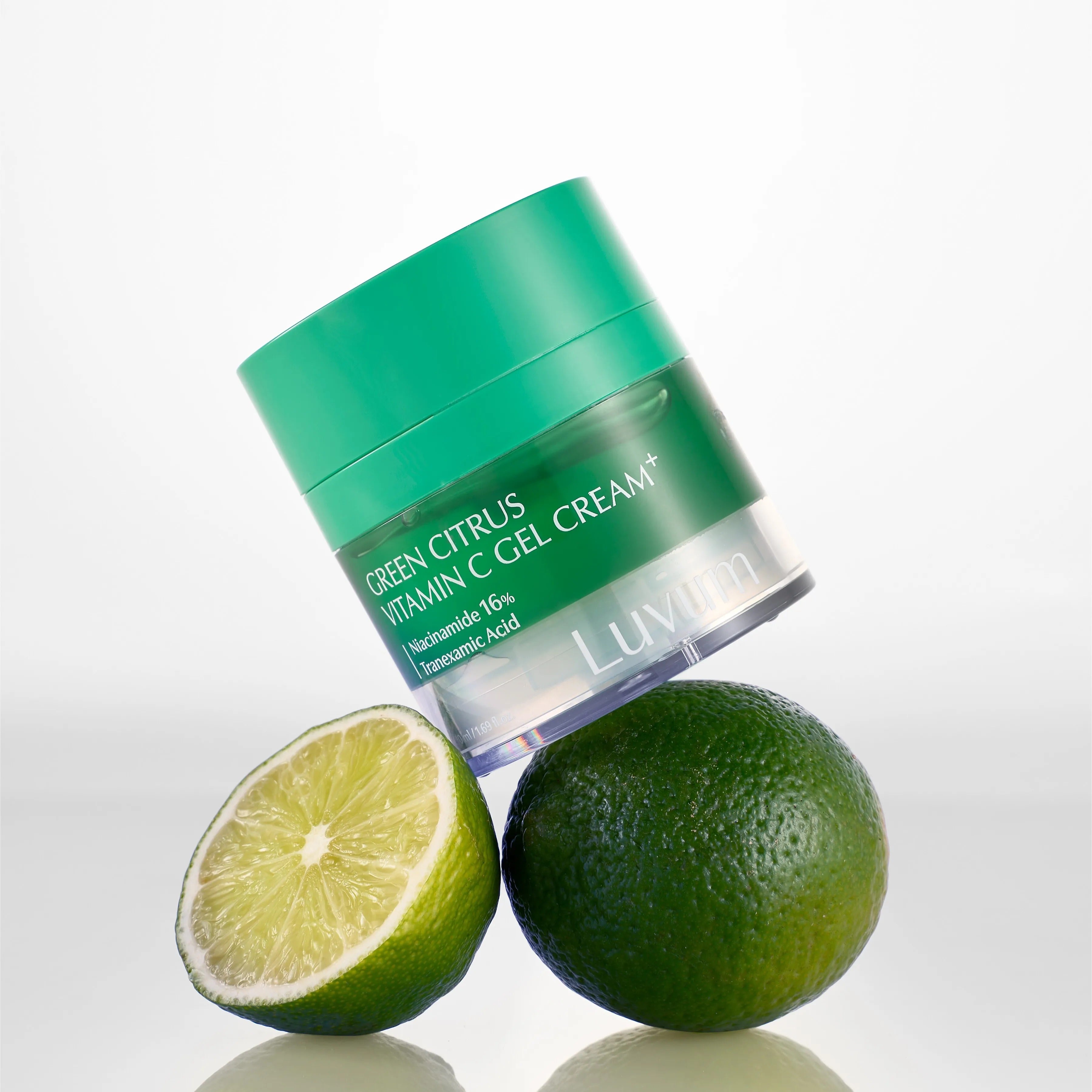 LUVUM Green Citrus Vitamin C Gel Cream Plus 50ml, pot vert sur fond clair avec citrons, gelée vitaminée.