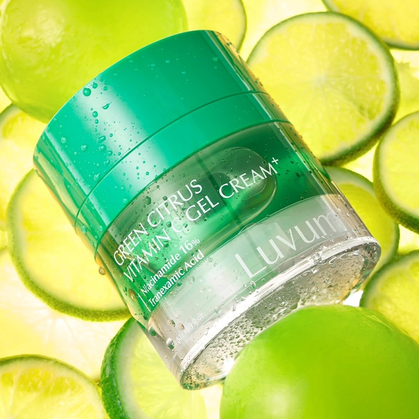 LUVUM Green Citrus Vitamin C Gel Cream Plus 50ml sur fond de citrons verts et pastilles de concombres, marque LUVUM, gel crème