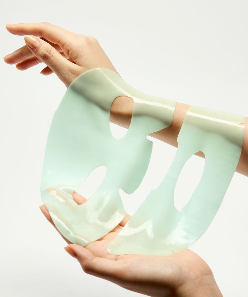 Décris l'image en français : LUVUM Green Citrus Vitamin C Gel Mask Plus 5 Sheets, mains appliquant des masques gel verts.