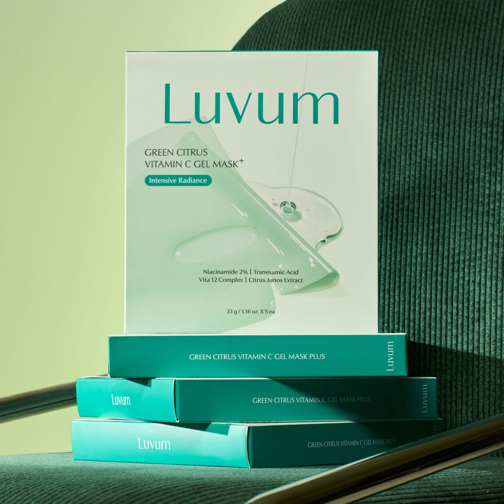 Décris l'image en français en mentionnant le produit, la marque et le contexte visuel : LUVUM Green Citrus Vitamin C Gel Mask Plus 5 Sheets