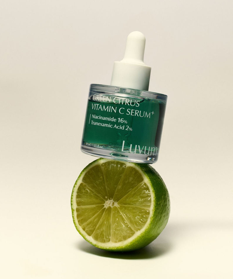 Décris l'image en français : LUVUM Green Citrus Vitamin C Serum Plus 30ml de Luvum sur fond clair, avec citron vert.