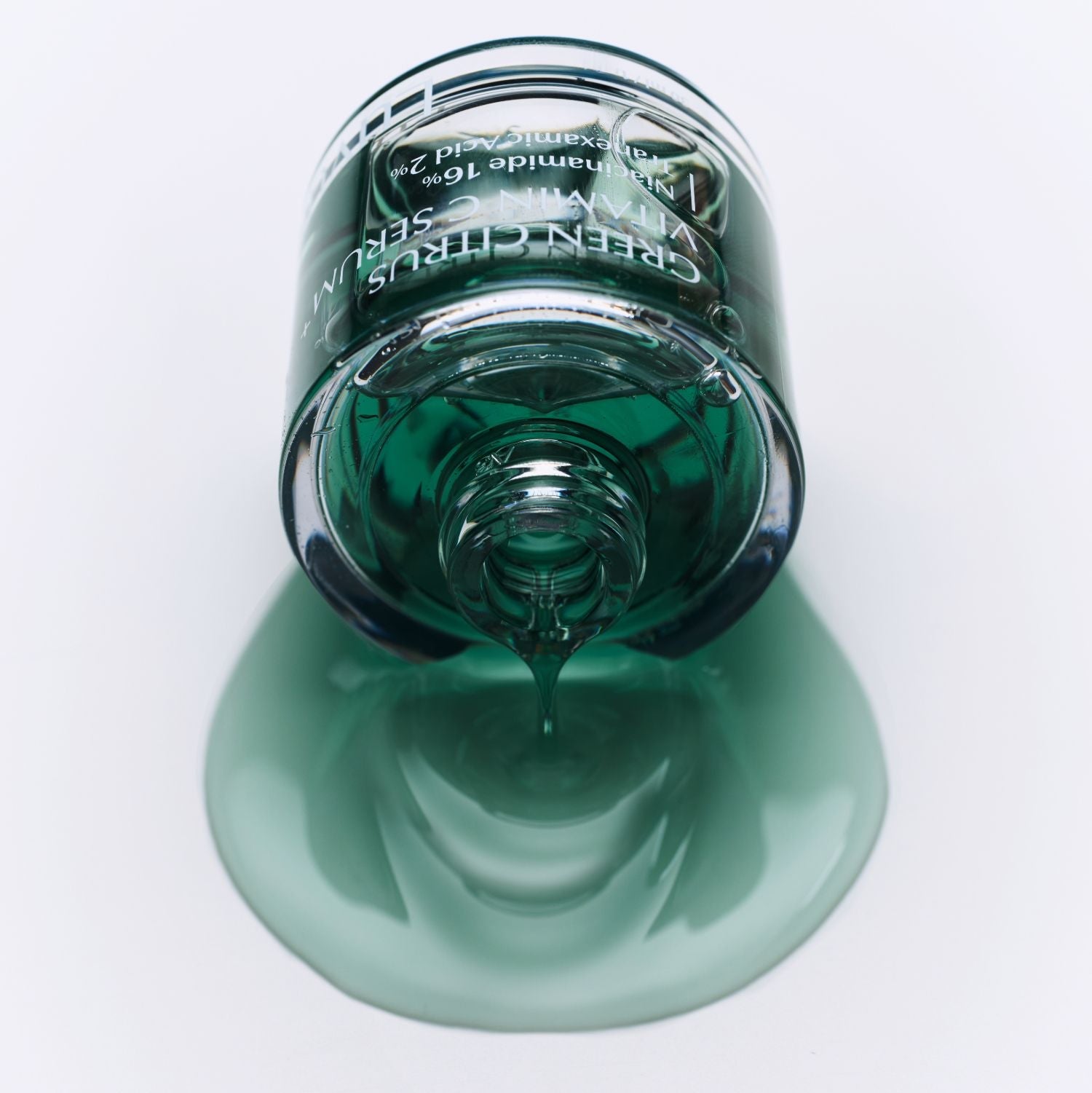 LUVUM Green Citrus Vitamin C Serum Plus 30ml, marque LUVUM, flacon vert sur fond blanc, gel vert lumineux.