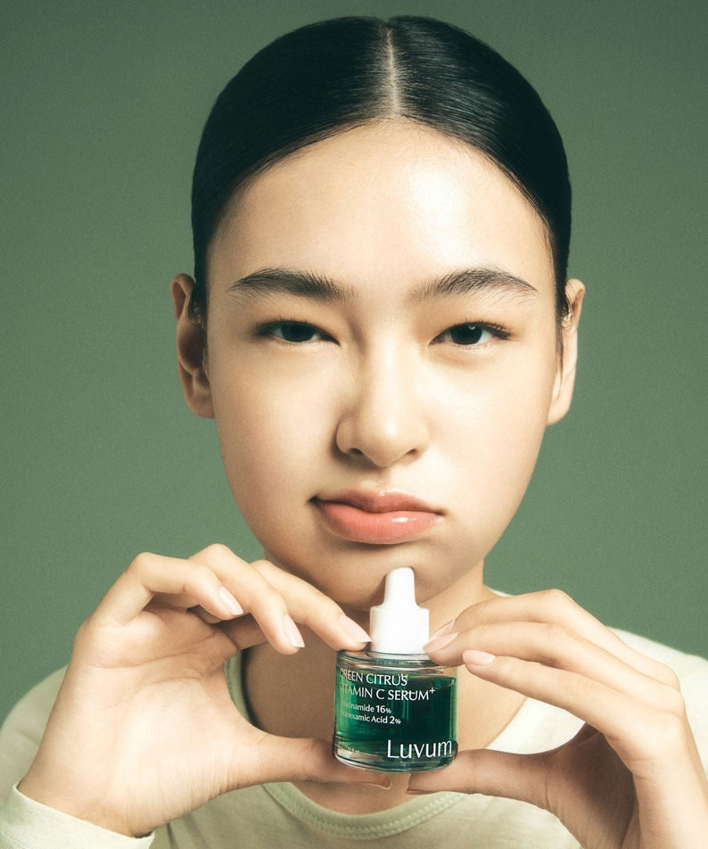 Décris l'image en français en mentionnant le produit, la marque et le contexte visuel : LUVUM Green Citrus Vitamin C Serum Plus 30ml.