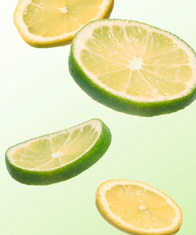 LUVUM Green Citrus Vitamin C Serum Plus 30ml : flacons à côté de citrons verts sur fond clair, marque LUVUM.