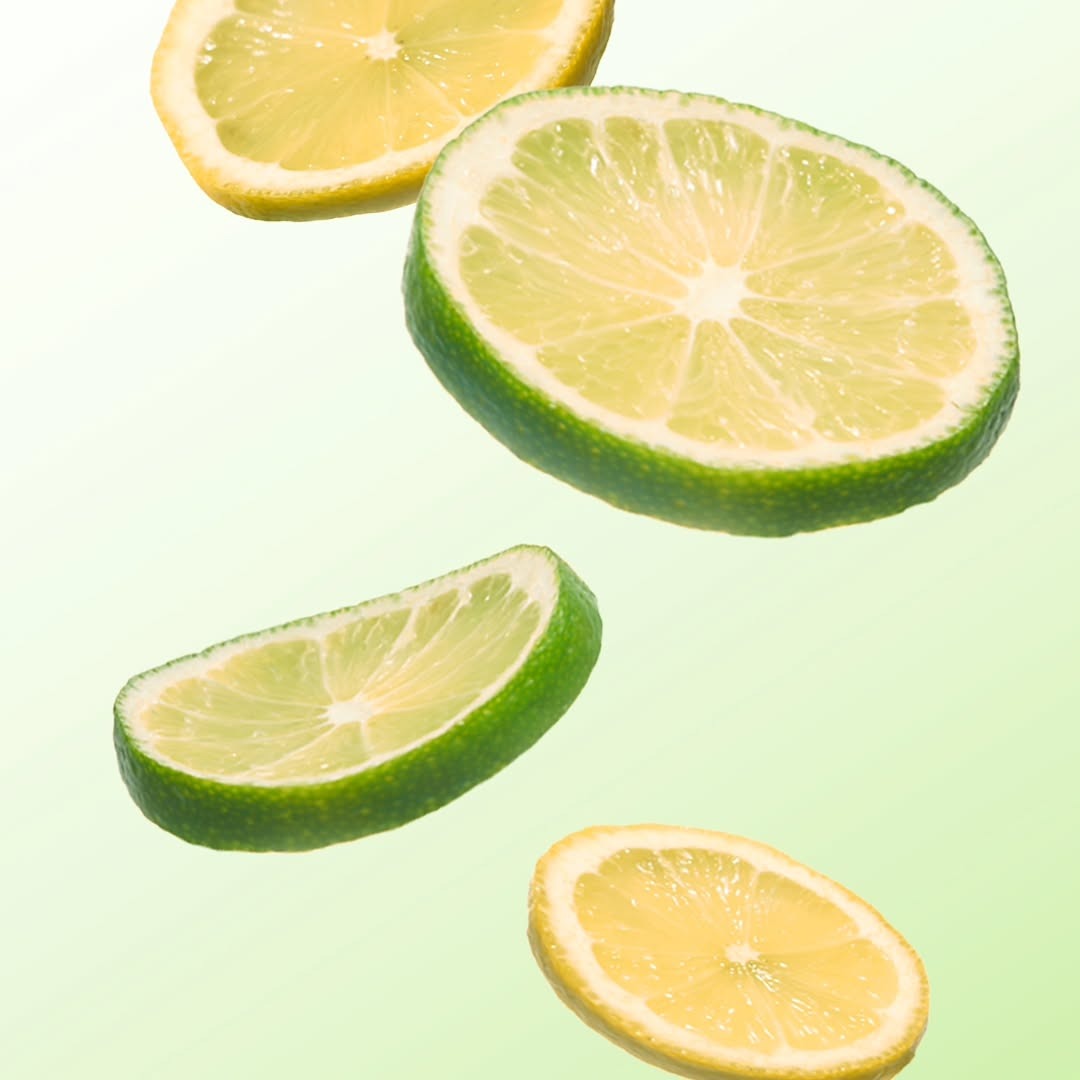 LUVUM Green Citrus Vitamin C Serum Plus 30ml : flacons à côté de citrons verts sur fond clair, marque LUVUM.