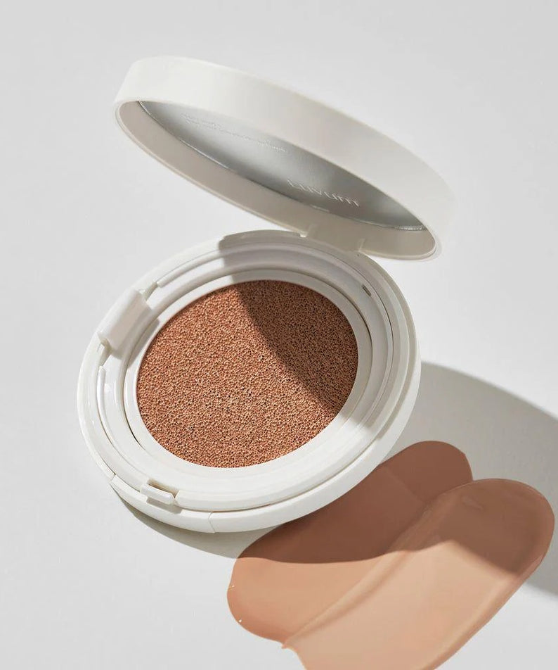 LUVUM Moisture Glow Cushion Refill Set de la marque LUVUM : coussin recharges maquillage, boîtier blanc ouvert, gros plan.