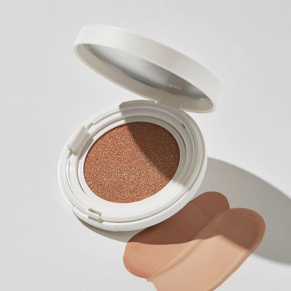LUVUM Moisture Glow Cushion Refill Set de la marque LUVUM : coussin recharges maquillage, boîtier blanc ouvert, gros plan.