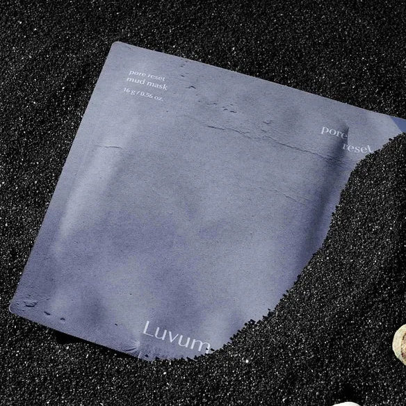 LUVUM Pore Reset Mud Mask 5 Sheets, masque en feuille de la marque LUVUM sur fond noir texturé