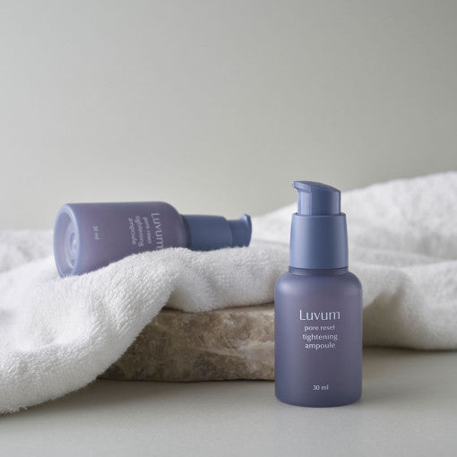 LUVUM Pore Reset Tightening Ampoule 30ml, flacon sur serviette, marque Luvum, produit soin visage en contexte spa