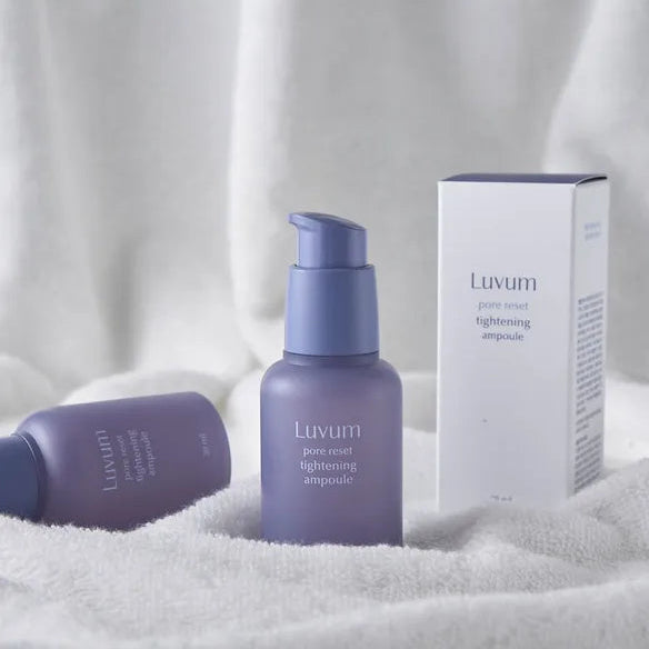 LUVUM Pore Reset Tightening Ampoule 30ml, flacon sur coton blanc, coffret Luvum en arrière-plan, ambiance soin visage.