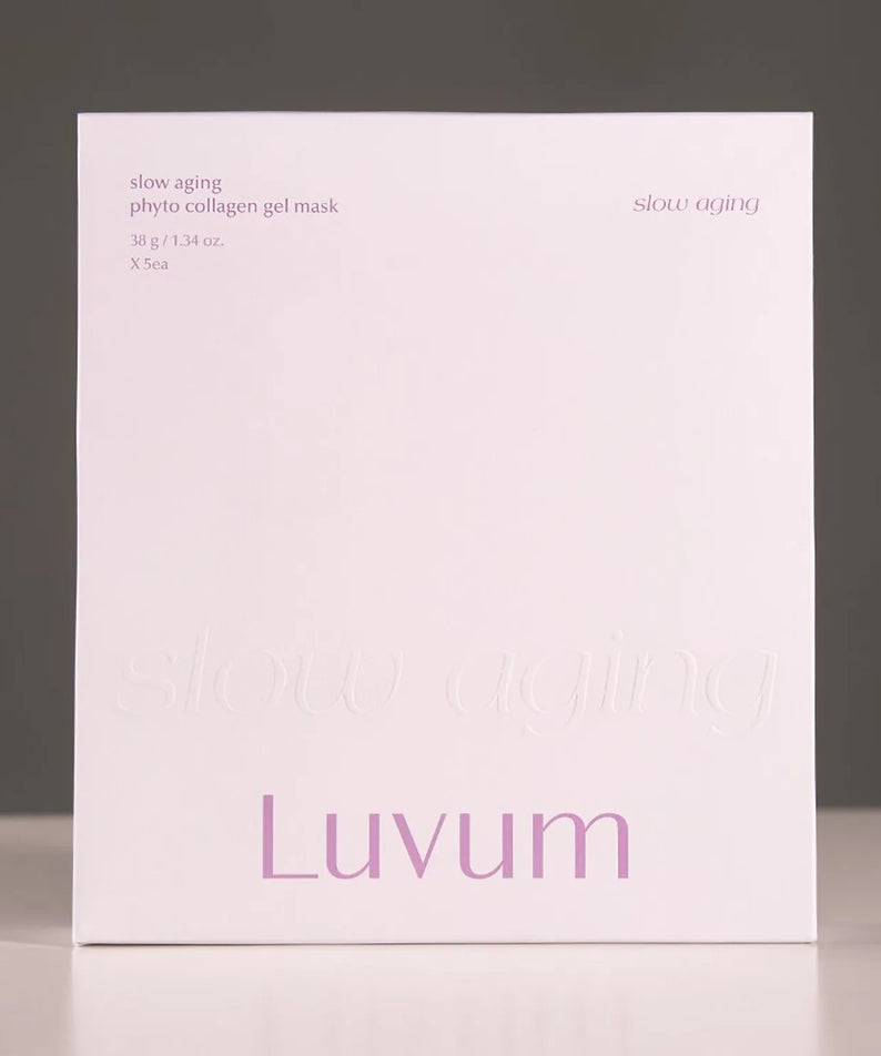 Décris l'image en français : LUVUM SLow Aging Phyto Collagen Gel Mask 5 Pieces, boîte du produit Luvum sur fond gris.