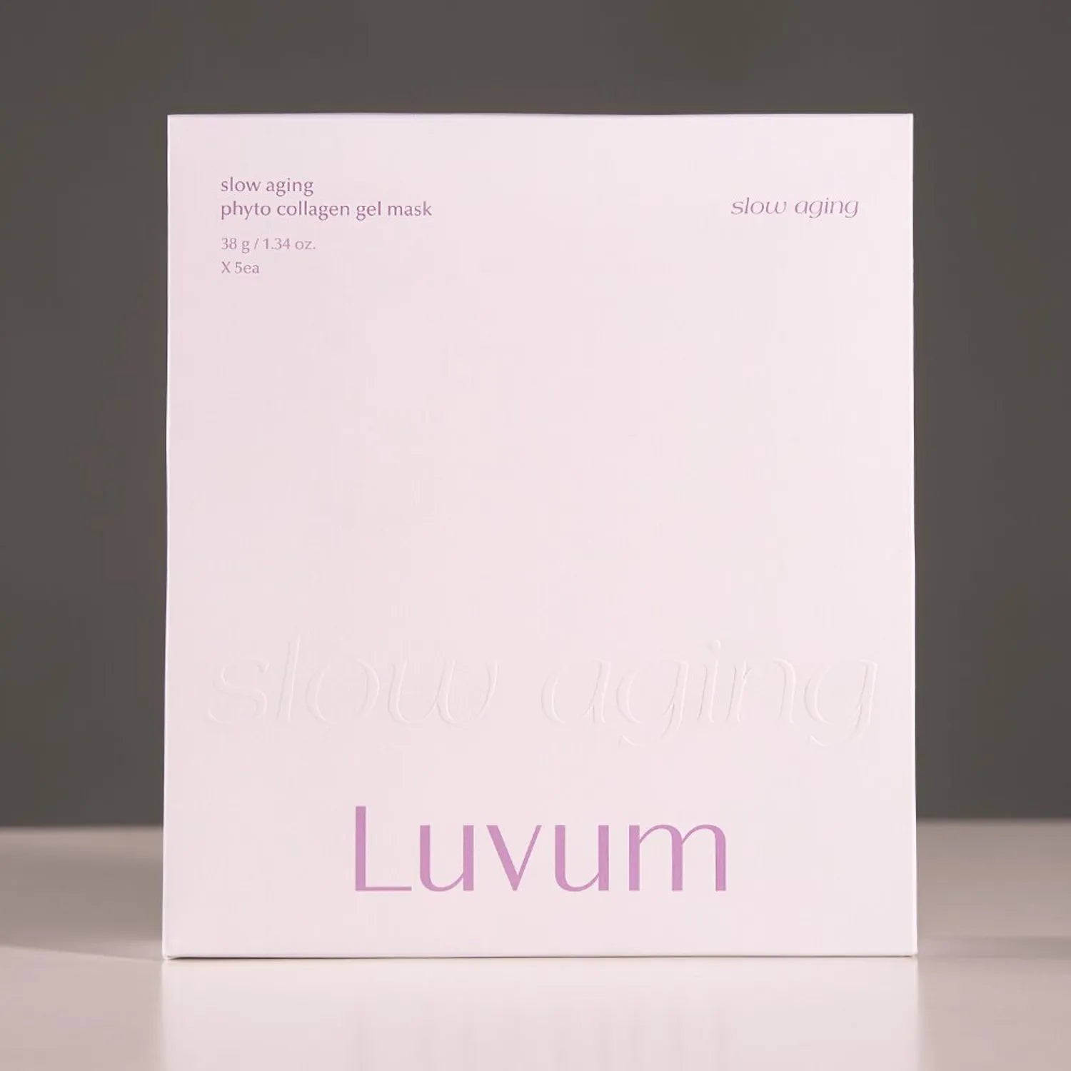 Décris l'image en français : LUVUM SLow Aging Phyto Collagen Gel Mask 5 Pieces, boîte du produit Luvum sur fond gris.