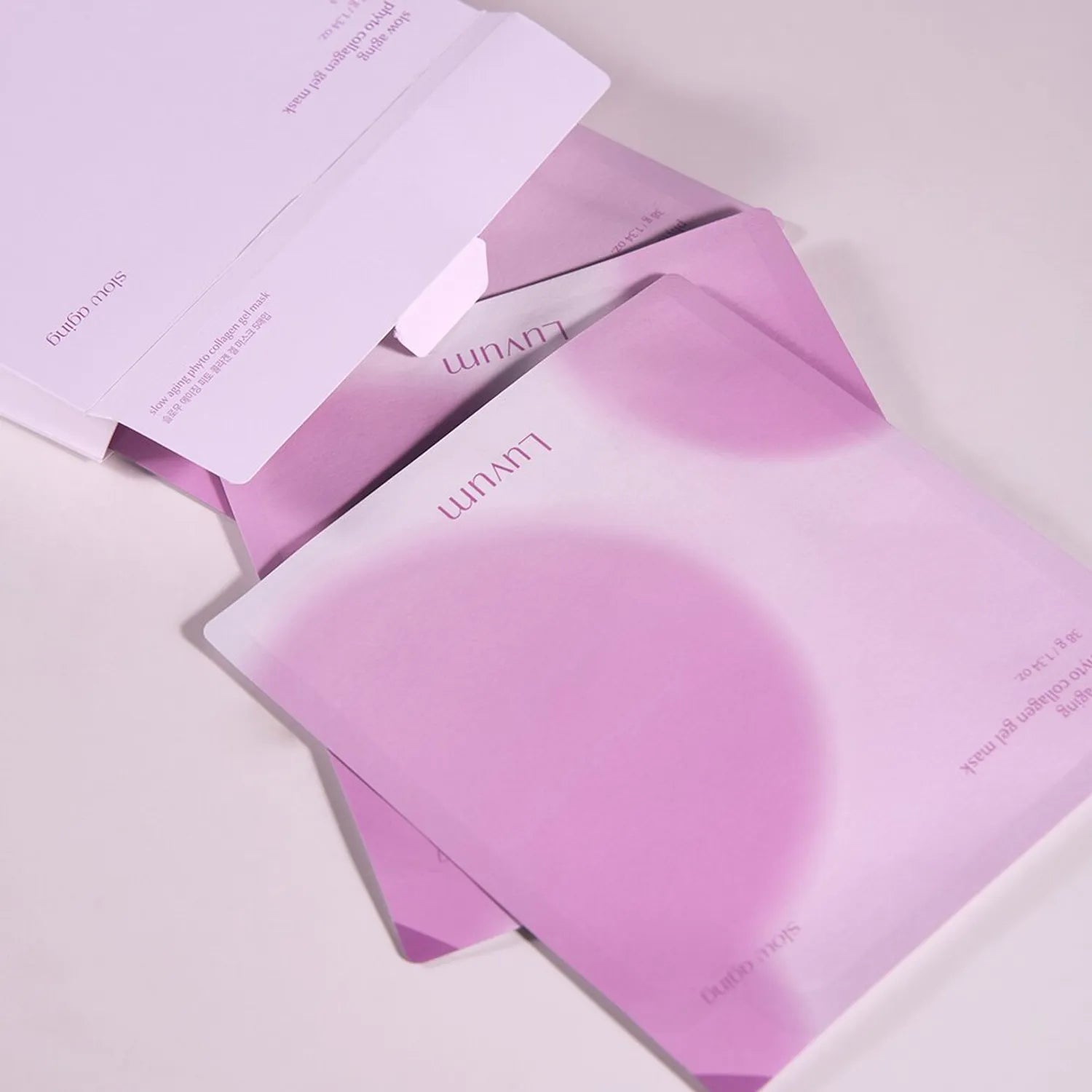 LUVUM SLow Aging Phyto Collagen Gel Mask 5 Pieces, masques en gel violet LUVUM sur fond rose (5 sachets)