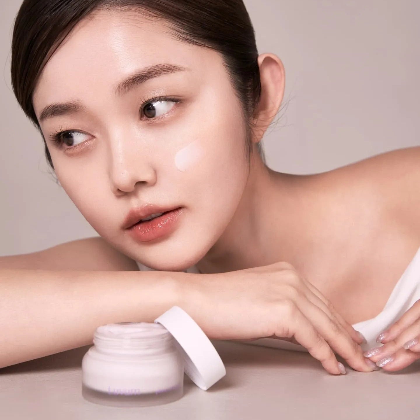 LUVUM Slow Aging Phyto Collagen Cream 50ml, crème antirides en pot, femme appliquant, marque LUVUM, contexte beauté