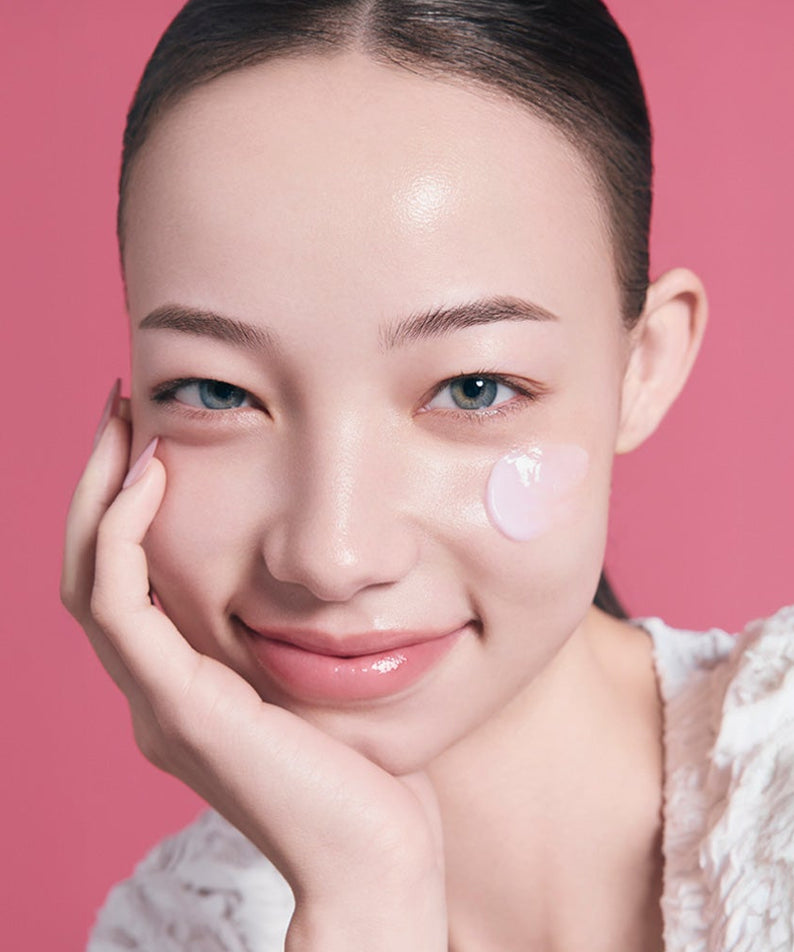 LUVUM Slow Aging Phyto Collagen Cream 50ml : crème visage sur peau hydratée, femme, fond rose, marque LUVUM.