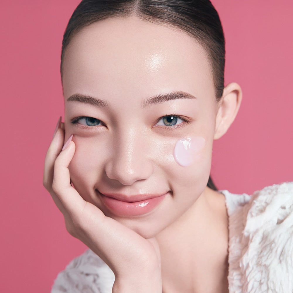 LUVUM Slow Aging Phyto Collagen Cream 50ml : crème visage sur peau hydratée, femme, fond rose, marque LUVUM.