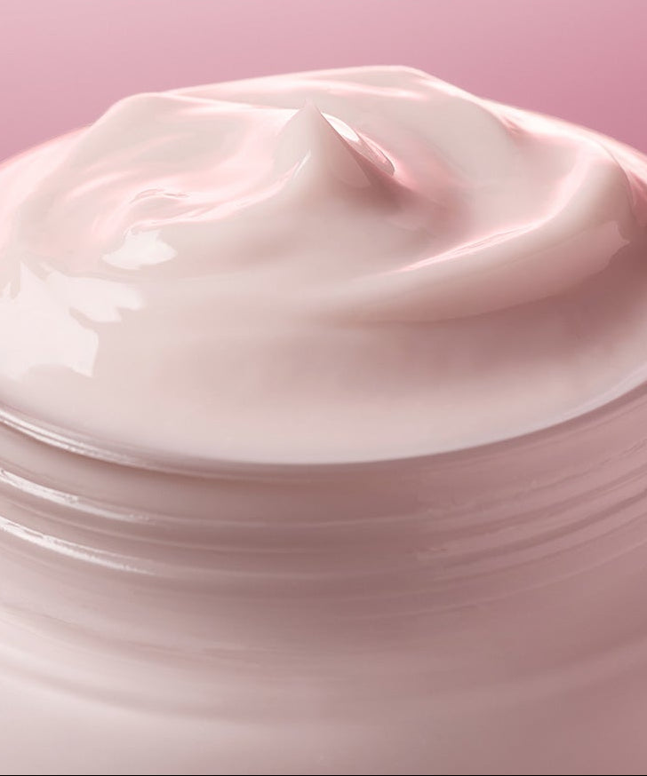 LUVUM Slow Aging Phyto Collagen Cream 50ml, crème de marque LUVUM, texture onctueuse sur fond rose pastel.