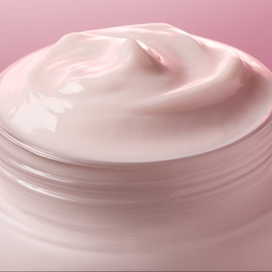 LUVUM Slow Aging Phyto Collagen Cream 50ml, crème de marque LUVUM, texture onctueuse sur fond rose pastel.