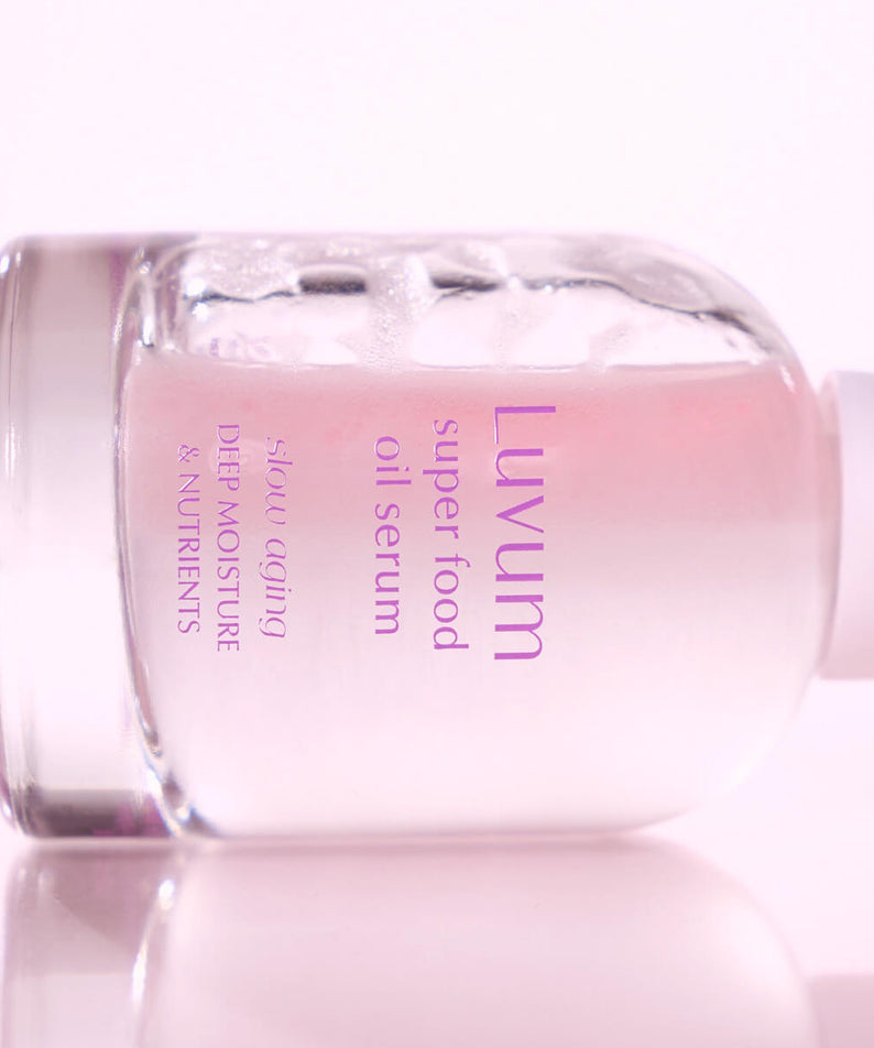 LUVUM Slow Aging Super Food Oil Serum 30ml sur fond rose, flacon en gros plan, sérum visage anti-âge
