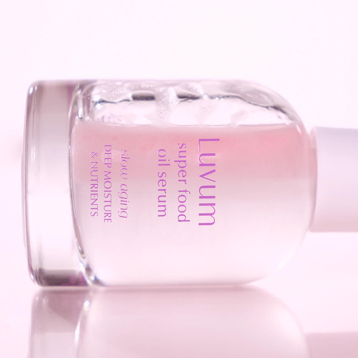 LUVUM Slow Aging Super Food Oil Serum 30ml sur fond rose, flacon en gros plan, sérum visage anti-âge