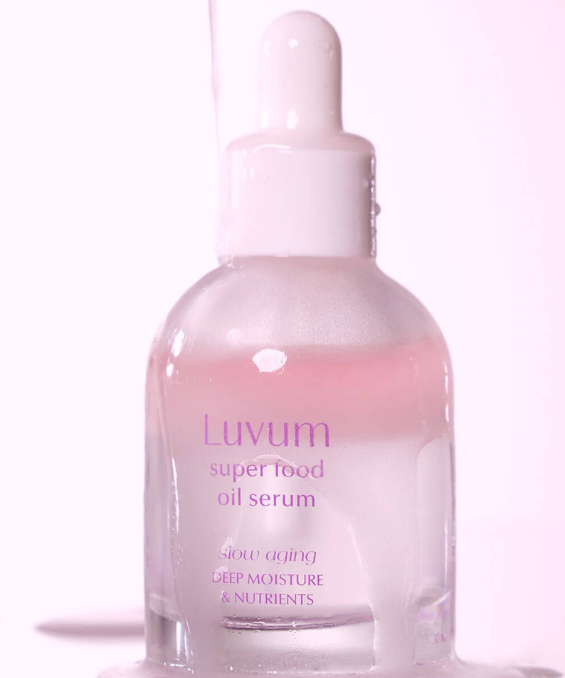 Décris l'image en français: LUVUM Slow Aging Super Food Oil Serum 30ml de la marque Luvum, sérum huile en flacon rose sur fond clair.