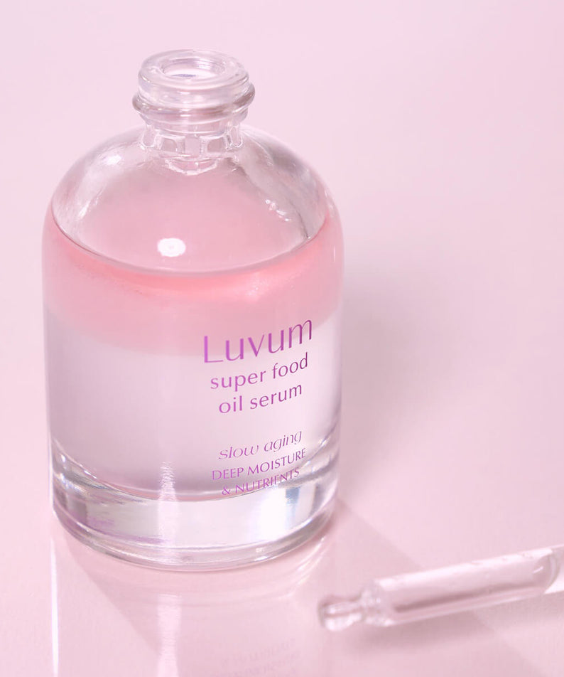 LUVUM Slow Aging Super Food Oil Serum 30ml, flacon cosmétique sur fond rose, huile sérum anti-âge en contexte beauté.