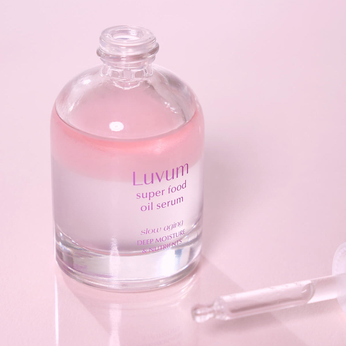 LUVUM Slow Aging Super Food Oil Serum 30ml, flacon cosmétique sur fond rose, huile sérum anti-âge en contexte beauté.