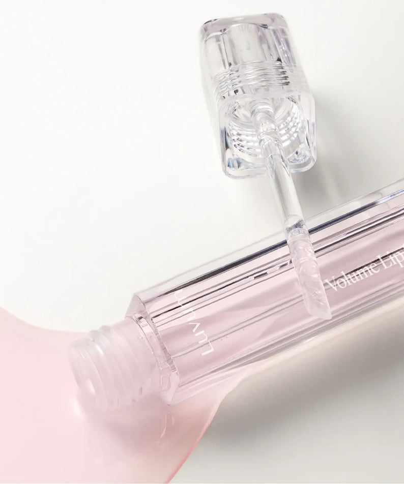 LUVUM Volume Lip Serum 4ml, marque LUVUM, flacon transparent et applicateur, contexte beauté sur fond clair