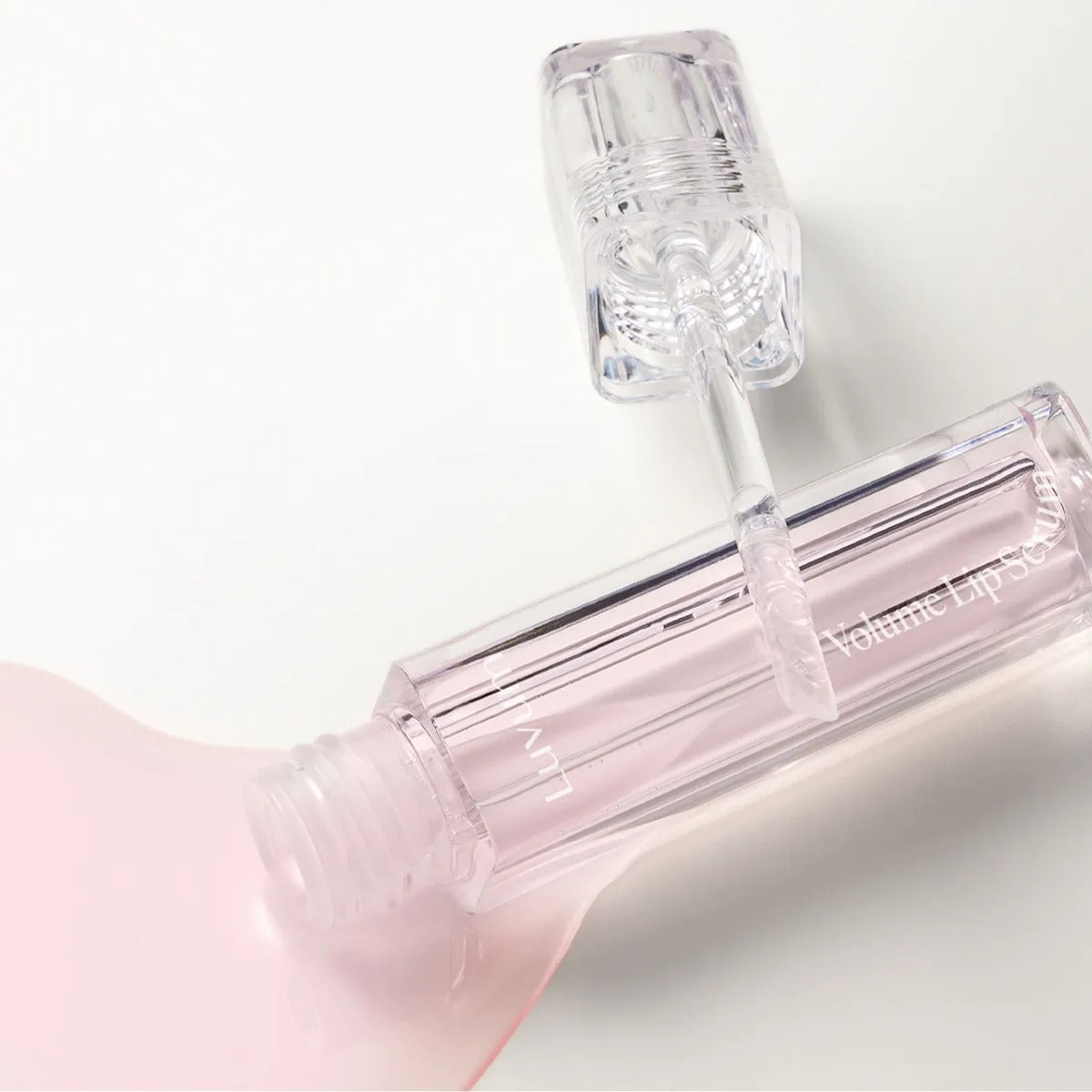 LUVUM Volume Lip Serum 4ml, marque LUVUM, flacon transparent et applicateur, contexte beauté sur fond clair