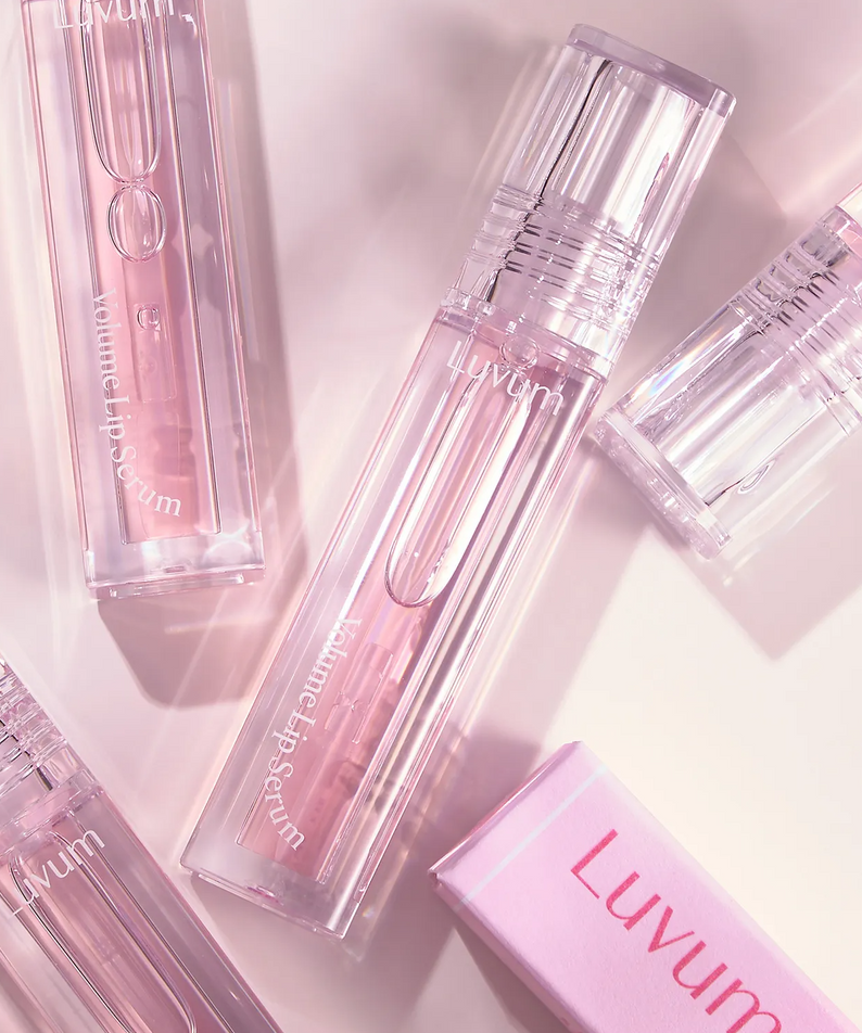 LUVUM Volume Lip Serum 4ml de la marque LUVUM, flacons transparents roses sur fond clair, visuel produit beauté