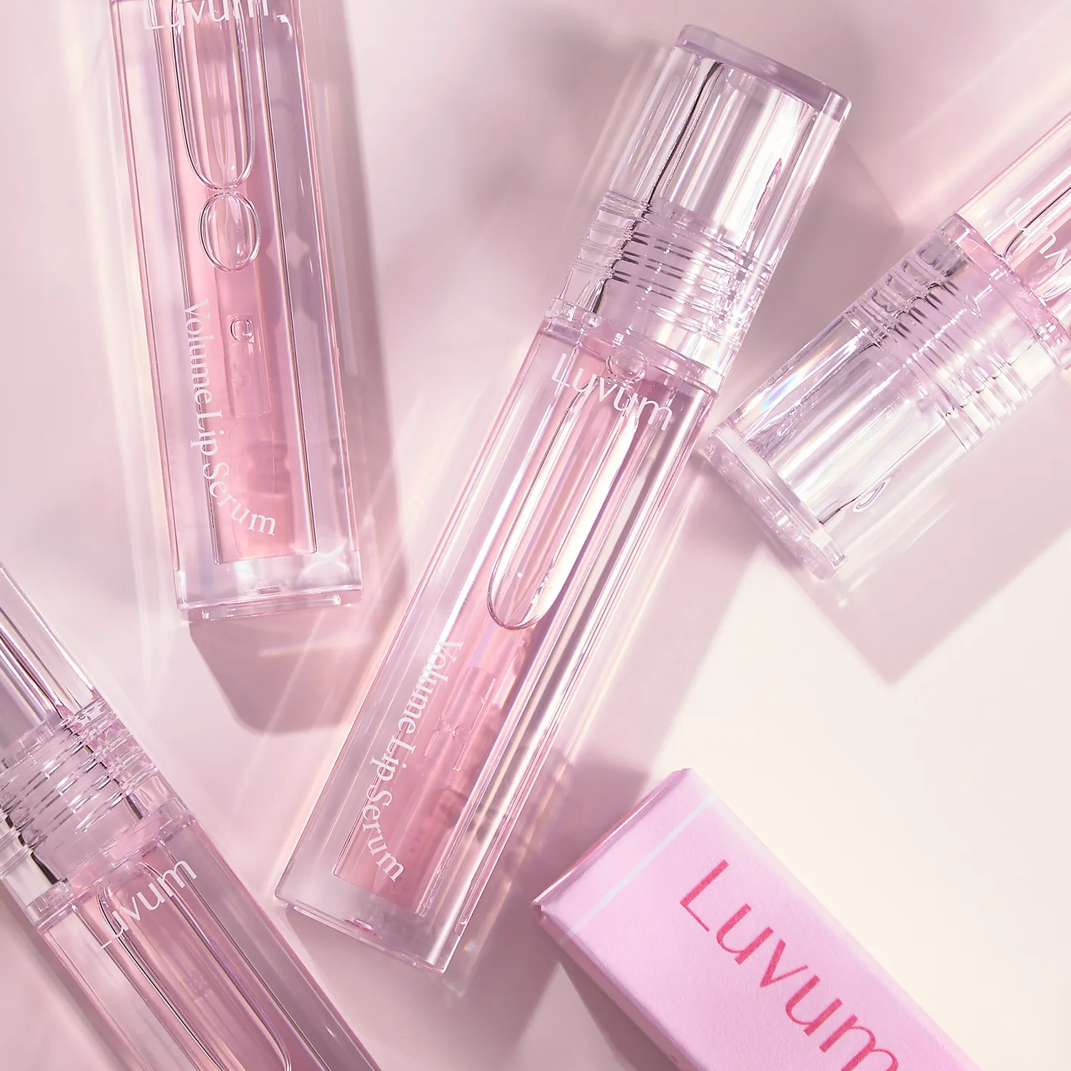 LUVUM Volume Lip Serum 4ml de la marque LUVUM, flacons transparents roses sur fond clair, visuel produit beauté